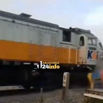 Mendadak Mogok di Tengah Rel, Forklift Ditabrak Kereta di Surabaya