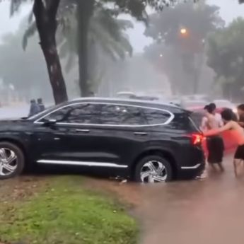 VIDEO: Mobil Mewah Terjebak Banjir Tangsel