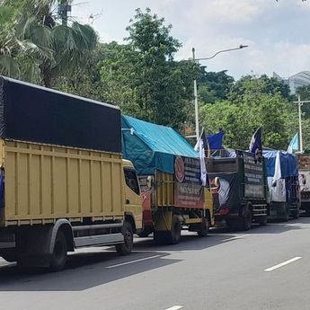 Ratusan Sopir Truk Demo, Jalan Medan Merdeka Jakarta Macet Parah