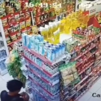 Viral Pria Buka Puluhan Tutup Botol Aquviva di Minimarket Demi iPhone