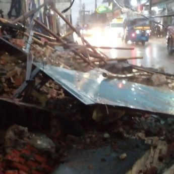 Diterjang Hujan Lebat, Bangunan Bekas Pabrik Roti di Tebet Ambruk
