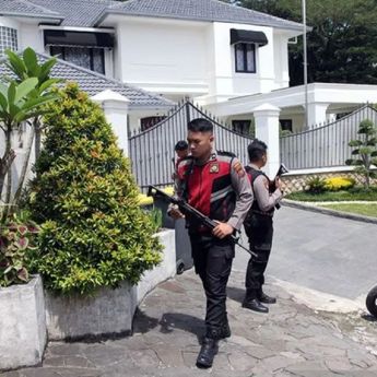 Penampakan Rp2,8 Miliar dan Dua Senjata Api di Rumah Eks Kadis PUPR Sumut