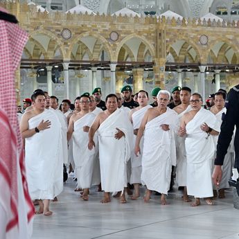 Potret Prabowo Umrah Bareng Menag, Seskab Teddy, Menlu, Menko Pangan dan Bos Danantara