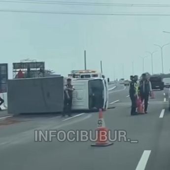 Truk Terguling di Tol Cimanggis-Cibitung, Lalin Macet