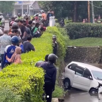 Minibus Nyemplung ke Selokan di Bintaro Jadi Tontonan Warga