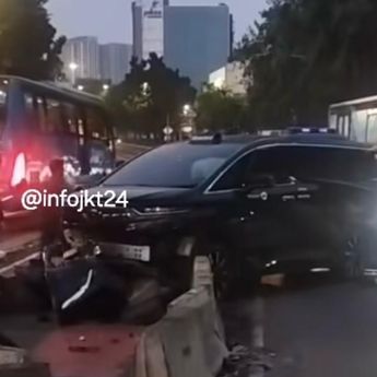 Kronologi Alphard Tabrak Pembatas Jalan di Kuningan