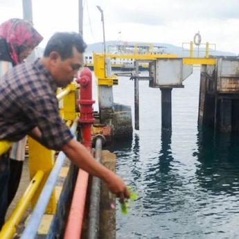 Harap Keajaiban, Keluarga Korban Tabur Bunga di Selat Bali