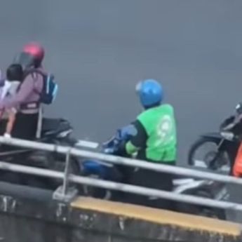 Momen Driver Ojol Bantu Ibu Bawa Anak Kesulitan di Flyover, Tukar Motor hingga Dorong Kendaraan