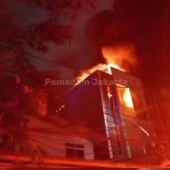 Kebakaran Hebat Lahap Ruko Spare Part Motor di Cengkareng