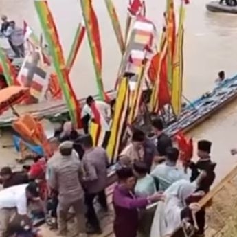 Perahu Rombongan Bupati Kuansing Tenggelam saat Pembukaan Pacu Jalur