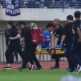 Bek Persib Achmad Jufriyanto Patah Tulang Rusuk Usai Benturan dengan Pemain Port FC