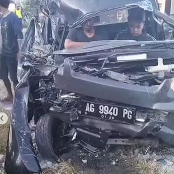 Pikap Tabrak Truk Pengangkut Gas LPG di Ponorogo