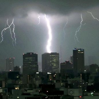 Hujan Deras dan Sirine Meraung-raung Picu Kepanikan di Tokyo, Ramalan Manga Terjadi? 