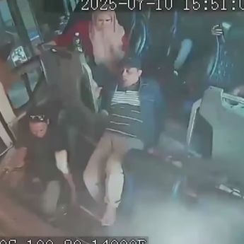 VIDEO: Rekaman Detik-detik Bus Pariwisata Hantam Toko Bangunan