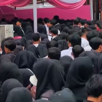 Ribuan Pencari Kerja Padati Toko Ritel di Cianjur Pagi Ini, Kompak Kenakan Hitam Putih
