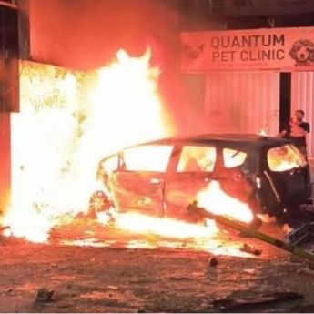 Hantam Pom Bensin Eceran, Honda Jazz Ludes Terbakar