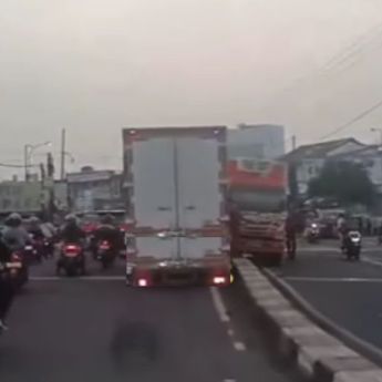 2 Truk Tabrakan di Jalan Raya Bogor, Lalu Lintas Sempat Tersendat