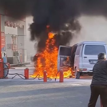 VIDEO: Mobil Terbakar Hebat di Antapani Bandung