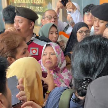 Gak Dikasih Masuk ke Ruang Sidang, Emak-emak Pendukung Tom Lembong Ngamuk