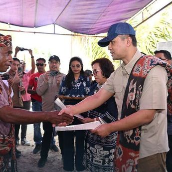 Menteri Iftitah Serahkan 400 SHM, Sumba Timur Disiapkan Jadi Pusat Ekonomi Baru