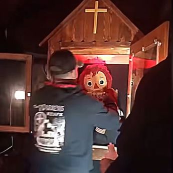 Paranormal AS Tewas Mendadak saat Tur Boneka Annabelle