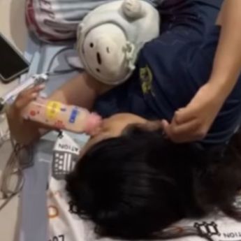 Ngakak! Mahasiswi KKN Ini Punya Kebiasaan Unik, Harus Minum Susu Pakai Dot Sebelum Tidur