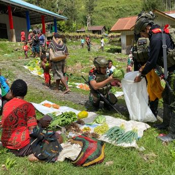 Gerakkan Roda Ekonomi, TNI Borong Hasil Tani Masyarakat Papua