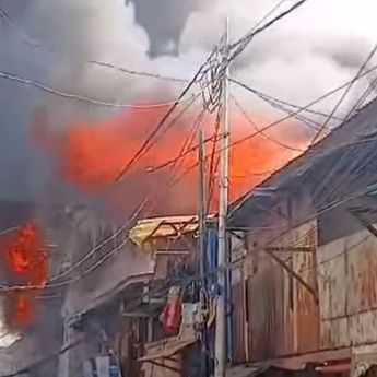 Kobaran Api Kepung Tambora Jakbar hingga 18 Unit Damkar Dikerahkan, Apa Penyebabnya?