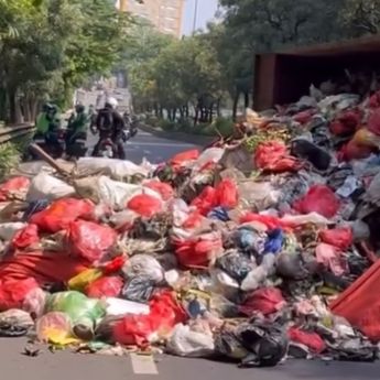 Kemacetan Parah di Pekayon Bekasi Siang Ini, Truk Sampah Terguling Berantakan