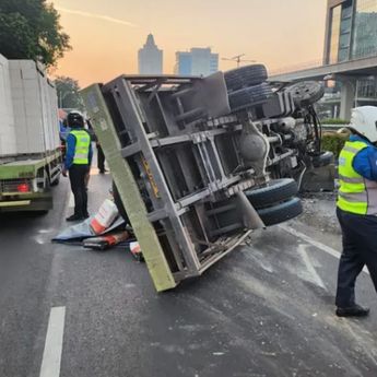 Truk Terguling di MT Haryono Jaksel arah Cawang Bikin Macet Parah