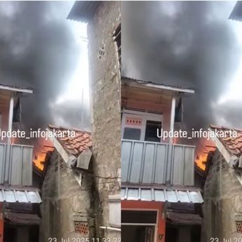 Kebakaran Melanda Rumah Warga di Menteng Siang Ini