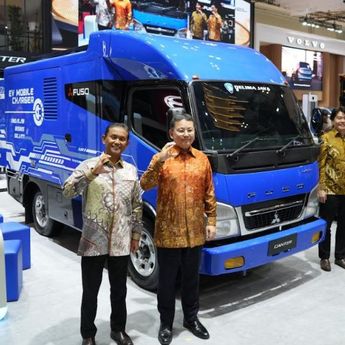 Perayaan 55 Tahun Mitsubishi Fuso: Hadirkan Truk Mobile Charging eCanter dan Tractor Head Baru di GIIAS 2025