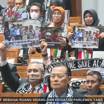 Anggota DPR Ramai-ramai Angkat Poster Dukung Palestina saat Paripurna