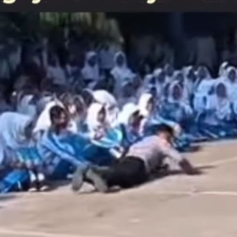 VIDEO: Hari Anak Nasional, Polisi Nyusruk di Depan Ratusan Siswa