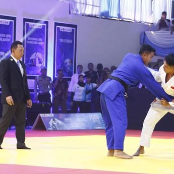 Kapolri Jenderal Listyo Sigit Prabowo Turun Langsung Jadi Wasit di Kejuaraan Judo Kapolri Cup 2025