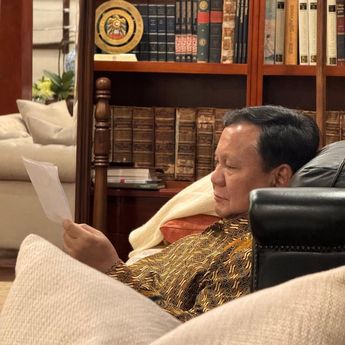 Momen Haru Prabowo Baca Surat dari Siswa-siswi Sekolah Rakyat