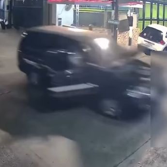 Detik-detik Mobil Ngebut Tabrak Warga di Grogol Sampai Kritis