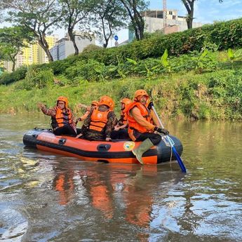 Tunggangi Perahu Karet, Pramono Anung Susuri Sungai Ciliwung