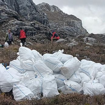 Freeport Kumpulkan 600 Kg Sampah dari Jalur Pendakian Carstensz