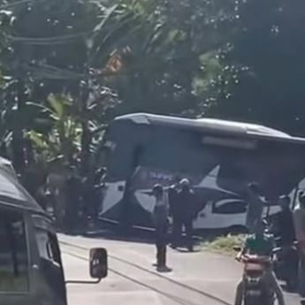 Bus Pariwisata Terperosok di Puncak Bogor