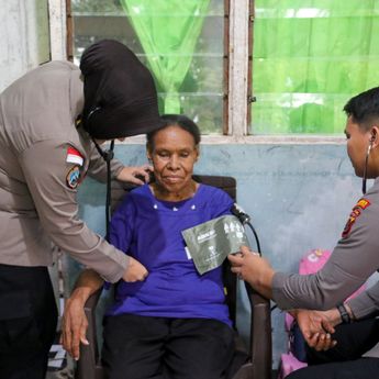 Satgas Ops Damai Cartenz Kunjungi Rumah Lansia, Lakukan Pengobatan
