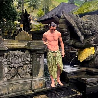 Zlatan Ibrahimovic Jalani Ritual Melukat di Bali