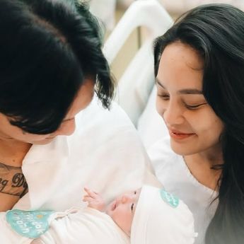 Penampakan Andrew Raxy Neil Anak Erika Carlina Saat Lahir, Disebut Mirip DJ Panda