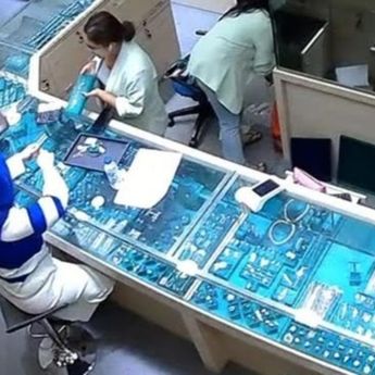 Wanita Pakai Tas Hermes Curi Kalung Berlian Rp50 Juta di Mal Jakut