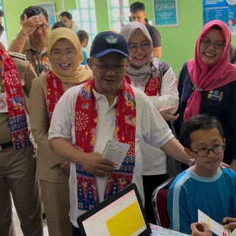 Mendikdasmen Abdul Mu'ti Tinjau Langsung Program Cek Kesehatan Gratis di SDN 02 Cideng