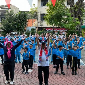 Moment Mendikdasmen Abdul Mu'ti Senam dan Nyanyikan Lagu Ciptaannya Bareng Siswa-Siswi SDN 02 Cideng