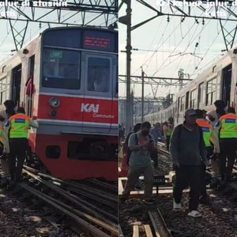 Momen Penumpang Terpaksa Turun di Tengah Rel Akibat KRL Anjlok di Jakarta Kota
