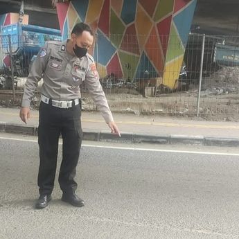 Pengendara Motor Wanita Jatuh dari Flyover Grogol Jakbar
