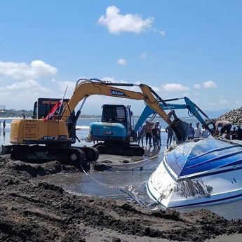 Tim SAR Gabungan Evakuasi Kapal Tenggelam di Pelabuhan Sanur