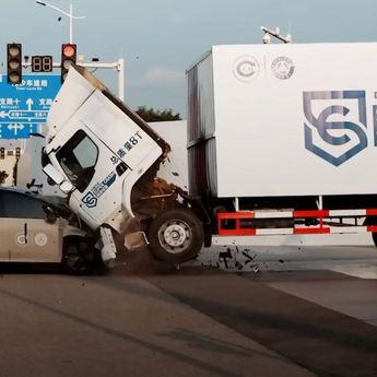 Uji Tabrak Dramatis Li Auto: Truk Terangkat, Merek Terseret Kontroversi